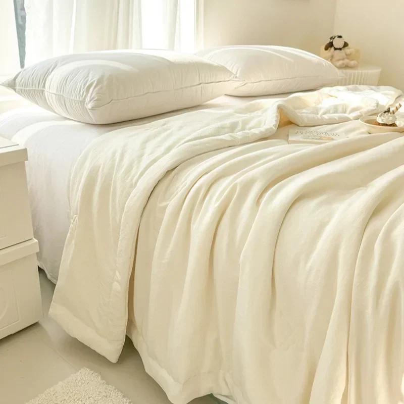 Cooling Summer Bedding: Airy Quilt Designed for Comfortable Nights with Air Conditioning