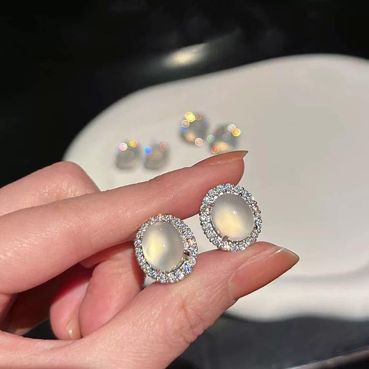 Natural Moonstone Agate Earrings - Chic, Versatile, Trendy, and Unique Niche Fashion