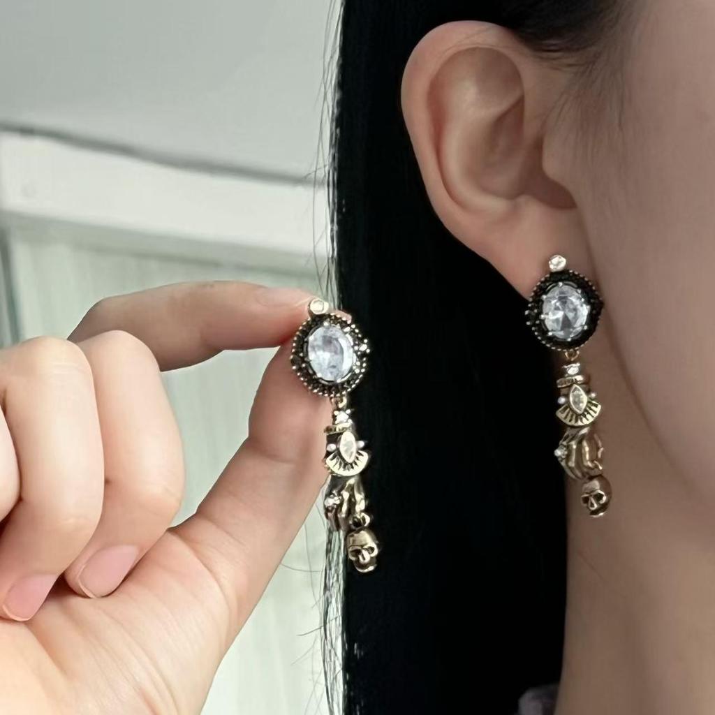 2025 Women's Skull Earrings with Inlaid Zircon Diamonds, Copper Fashion Trend, Non-fading Stud Jewelry