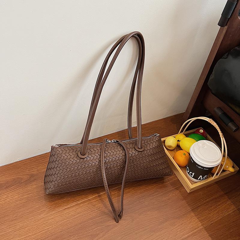 Summer woven underarm bag women's new fashion simple portable shoulder bag niche baguette bag