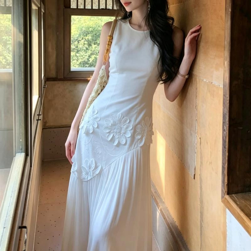 French Heavy Industry Three-dimensional Embroidery Sleeveless Solid Color Pleated Crew Neck Dress Women's Summer Vacation Huge Good-looking Vest