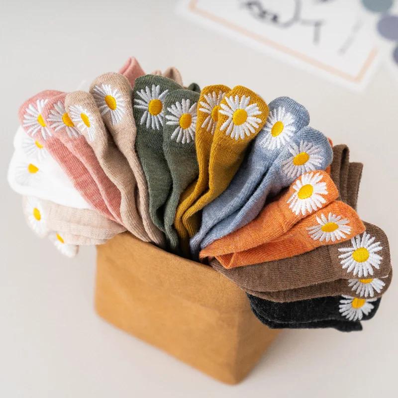 10 Pairs of Women Is Spring and Summer Chrysanthemum Slogans Sweet Cute Fashionable Comfortable College Style Fabric Label Socks