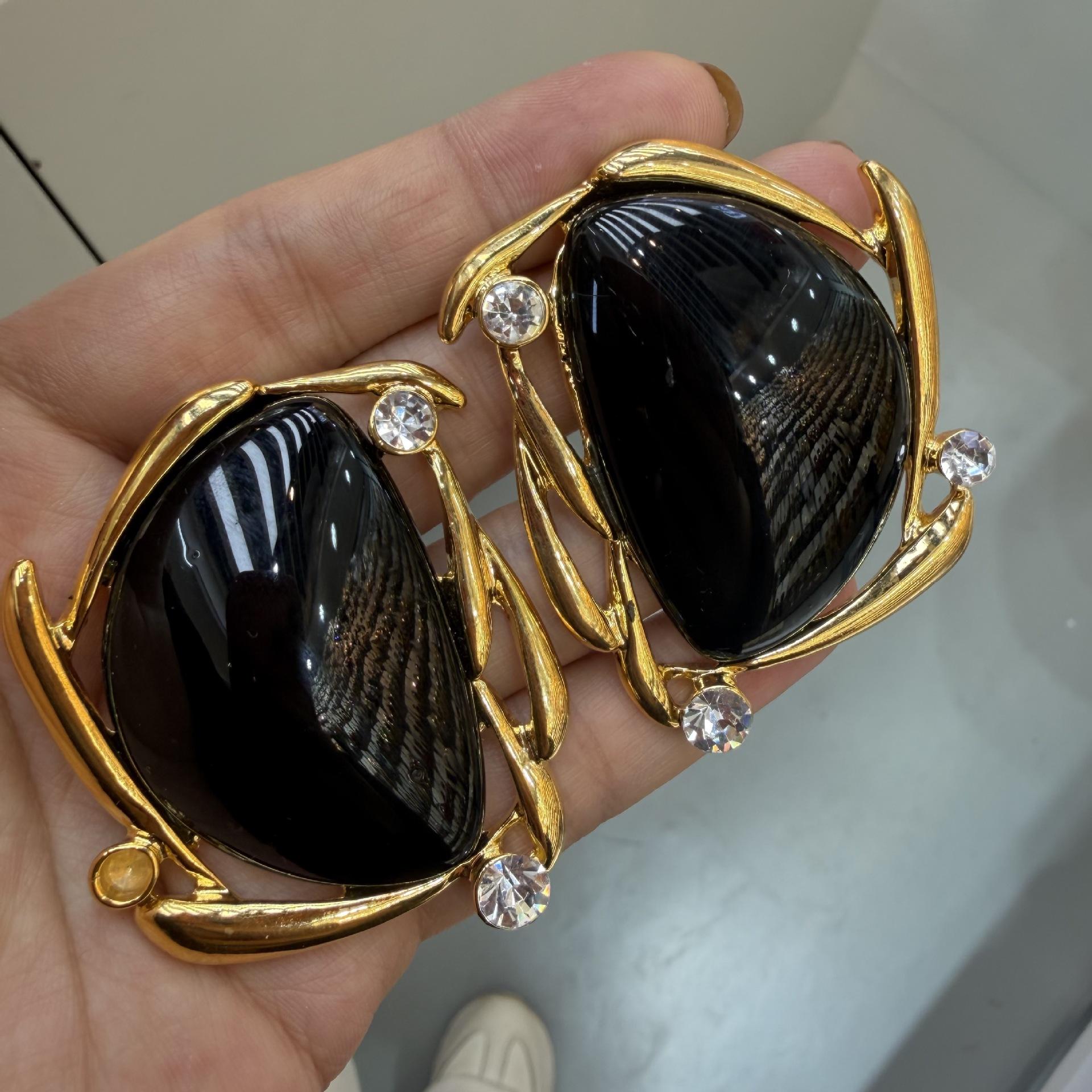 

Exaggerated Through Big Stud Earrings, Personalized Design Earrings, Imitation Glazed Resin, Fashionable And Advanced Earrings