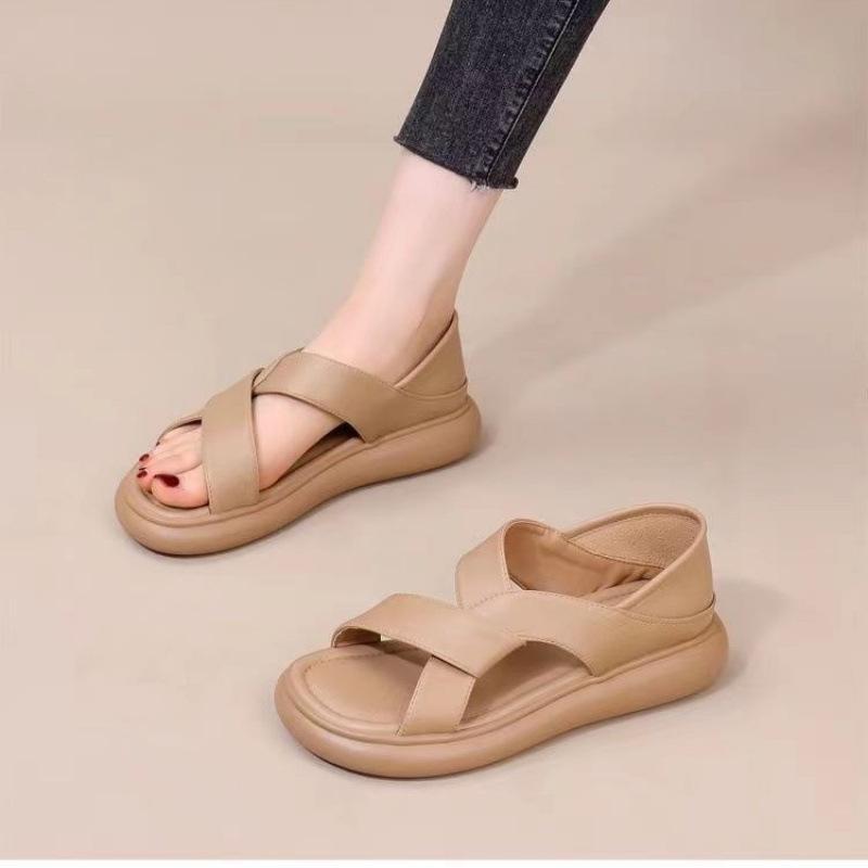 Koreansk version av lättviktssandaler med tjock sula och en rem, små höjdökande mångsidiga strandskor 2025 sommar nya mammasandaler