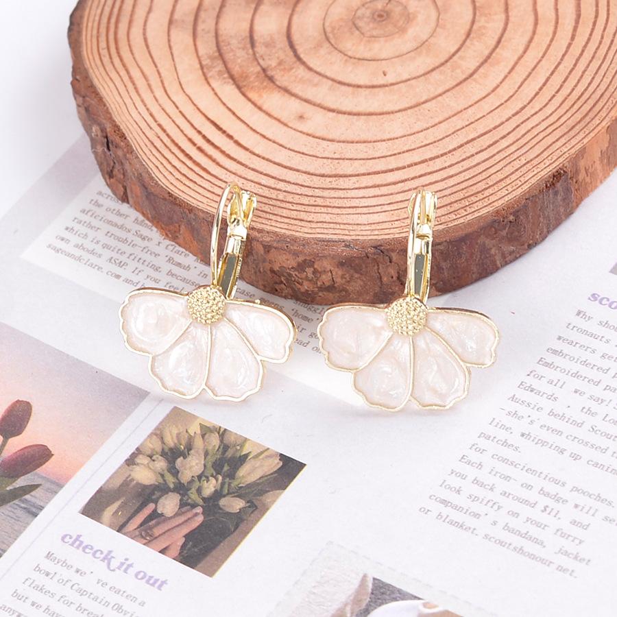 1 Pair of Elegant French Flower Pendant Women's Earrings, Gold Alloy Design, White Enamel Petals