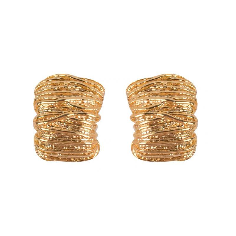 Retro Metal Arched Stud Earrings: Simple, Cool, Versatile Design with a Stylish Pleated Touch.