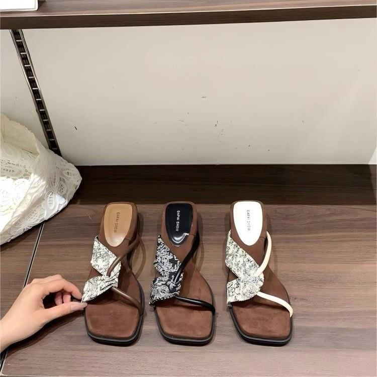 Koreanischer Nationalstil Keilabsatz Fee Ein-Wort-Slipper Damen Sommerbekleidung 2025 neu Französischer Abend mit Rock coole Slipper