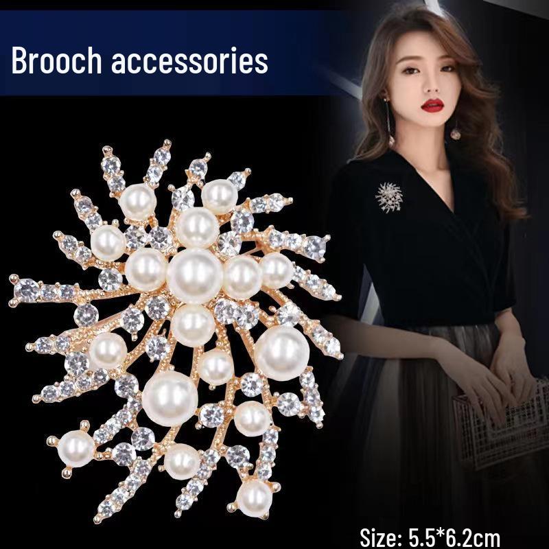 Elegante Perlen-Strass-Brosche: Damen Exquisite Brosche im Stil kleiner Duft und Seidentuch-Schnalle