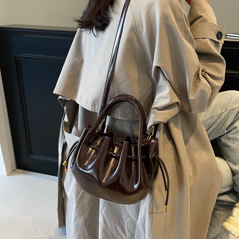Retro Hand Carry Fashionable Pleated Bucket Bag Women'S High-End Sense Simple Shoulder Mother And Child Bag Versatile Women'S Bag