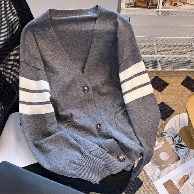 

Весна и Осень Новинка Нишевый Британский Колледж Стиль Полосатый V-образный Вырез Сращивание Контрастный Цвет Вязаный Кардиган Женская Мода Повседневный 49-105 (average size) серый