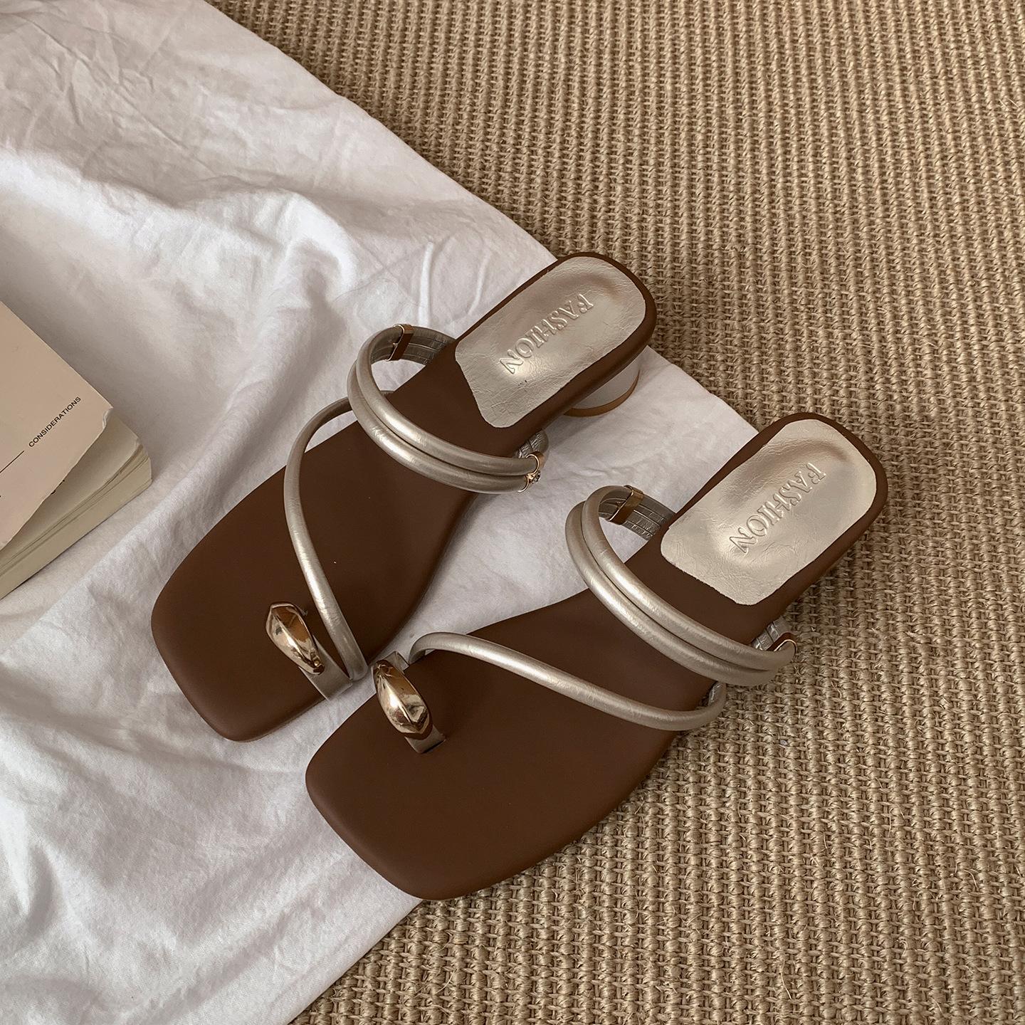 

Queen Fan retro slope heel heightening set of toe slippers for women s summer wear 2025 new models with skirts French cool slippers 35 золотой