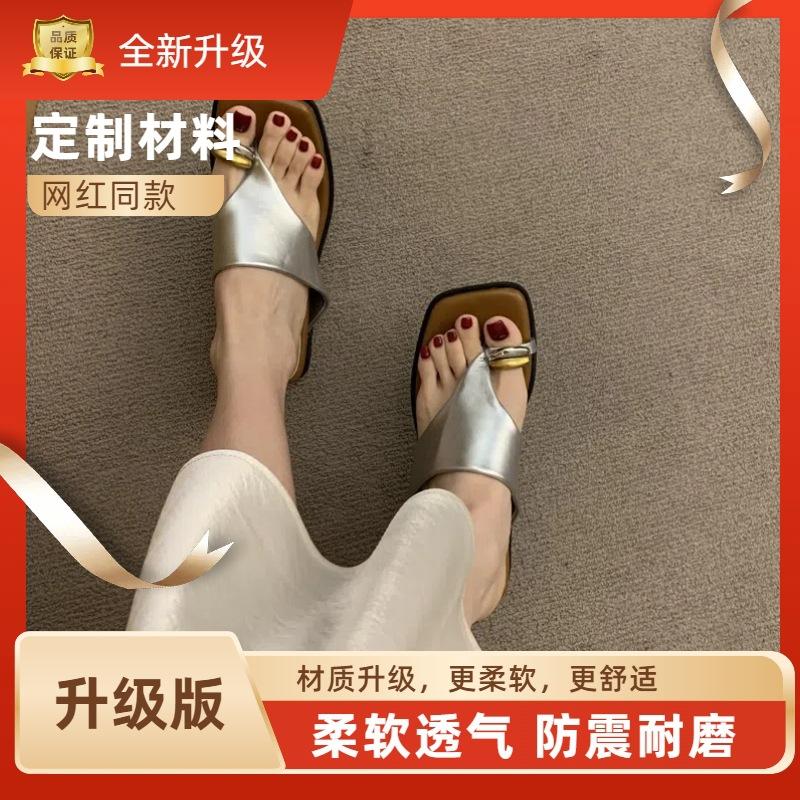 French retro metal buckle cover toe sandals women's 2025 new niche thick-soled one-pedal beach shoes summer wear