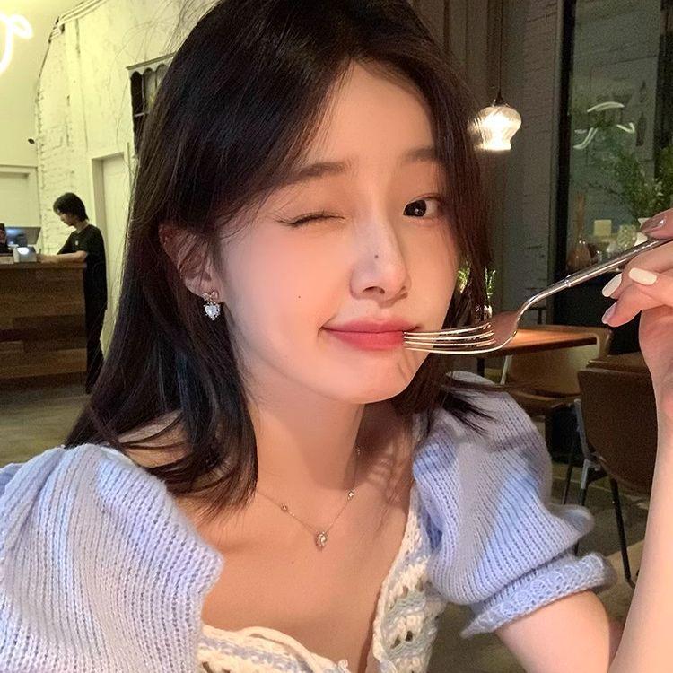 Boucles d'oreilles mignonnes à nœud en zircon de style coréen: Luxe Léger, Design Haut de Gamme avec Charm Cœur Tendre