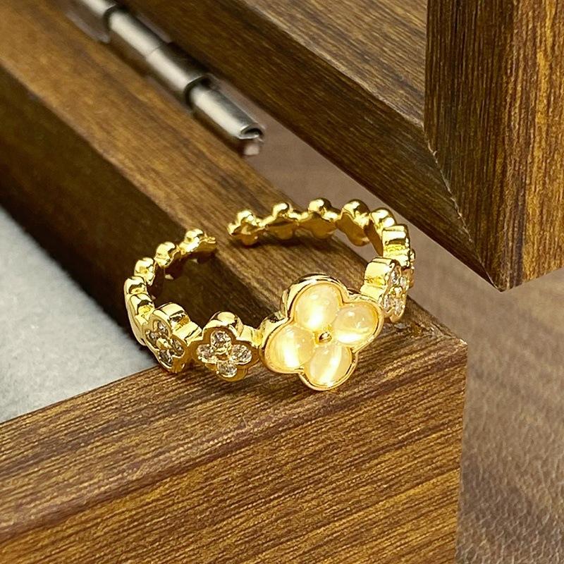 [Golden Mang Yayun] Imitation Opal Flower Butterfly Opening Ring Medieval Vintage Zircon Stacked Ring