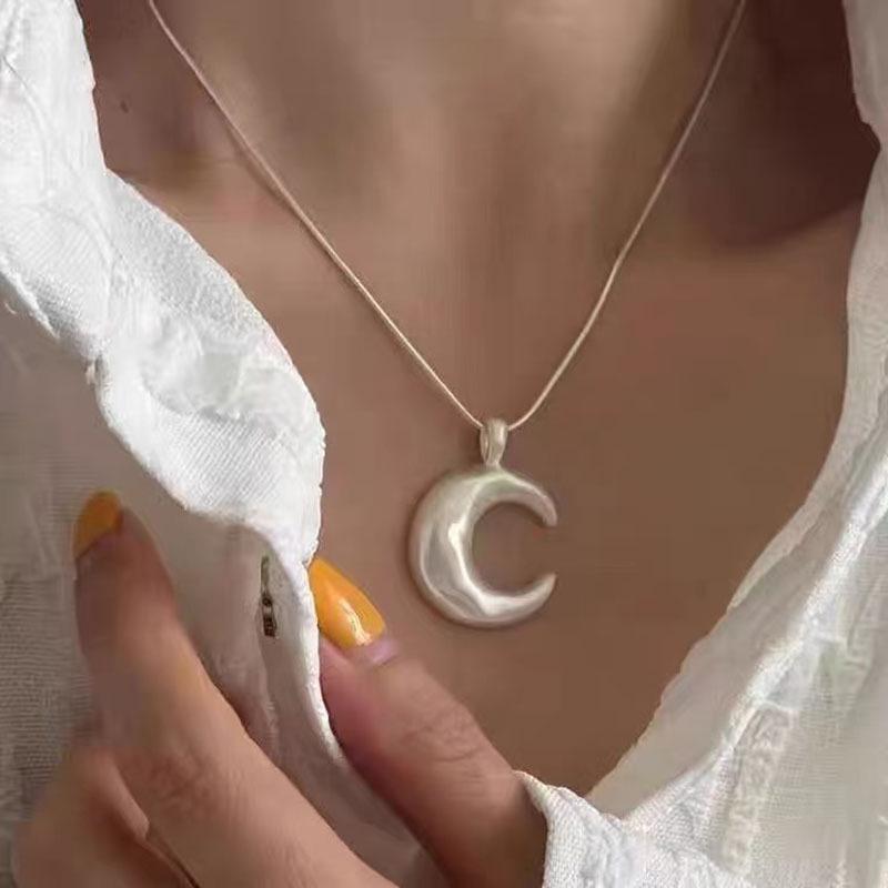 Elegant Metal Heart Clavicle Necklace for Women - Light Luxury Design