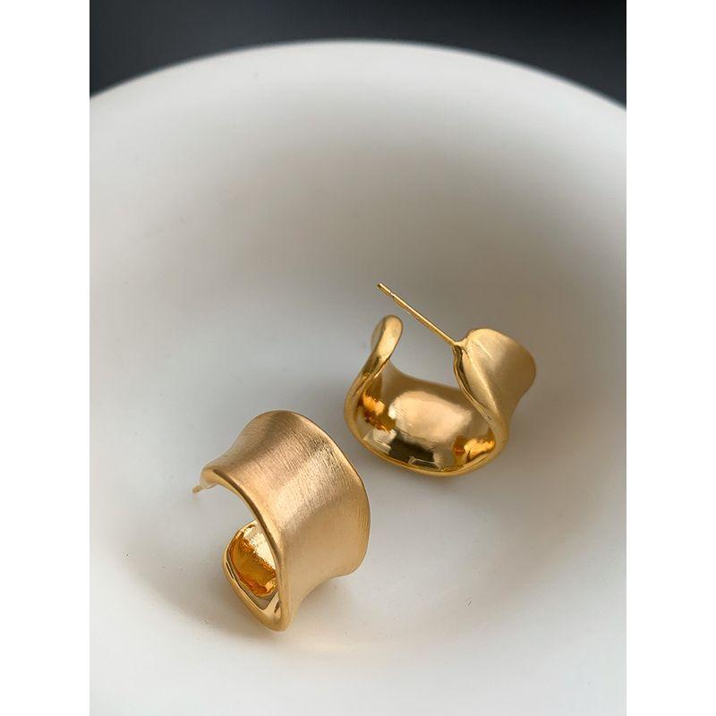 Fashion Niche Design Twisted C Font Irregular Earrings Metal Brushed Fancy Frosty Style Stud Earrings Women
