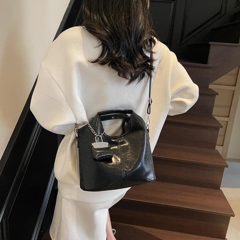 Large-capacity Bag Women's Leisure 2025 New Summer Versatile Messenger Bag Simple and Popular Portable Child and Mother Bucket Bag