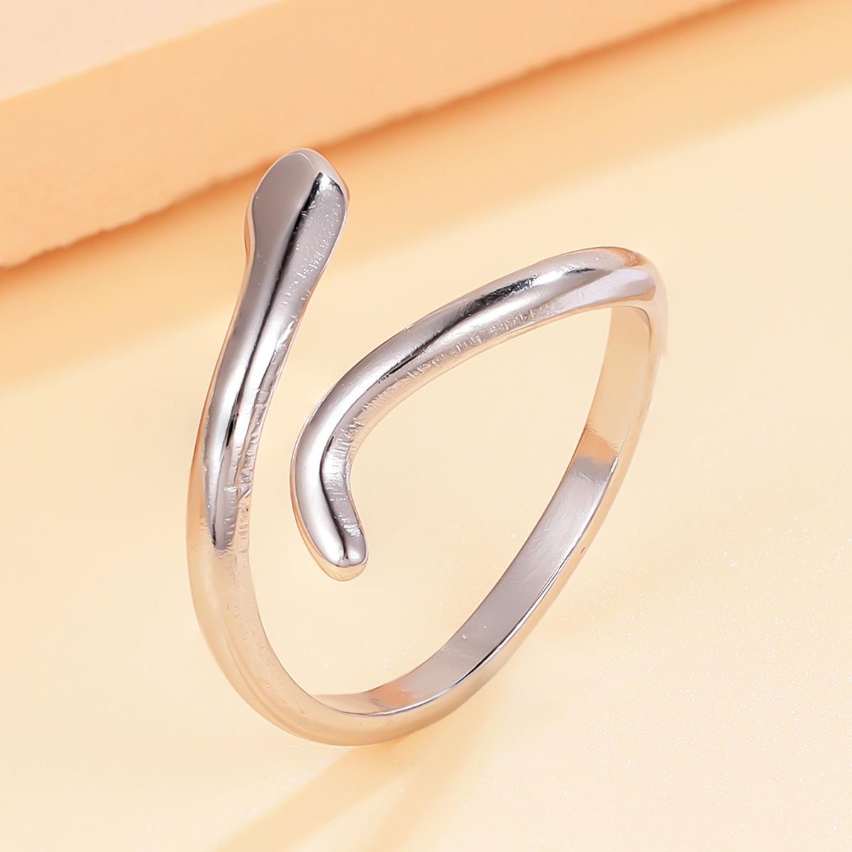 Punk Boyfriend Snake-Shaped Stainless Steel Ring: Simple 18K Gold-Plated Polished Design