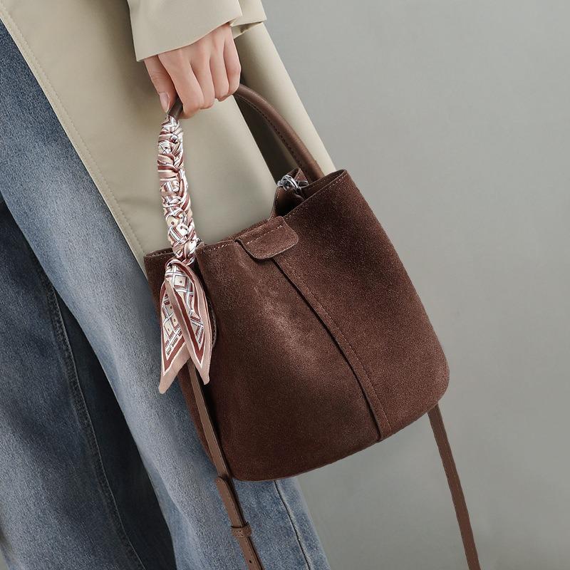 Bucket bag New women's bag Autumn and winter shoulder handbag High-end fashion versatile commuter messenger bag