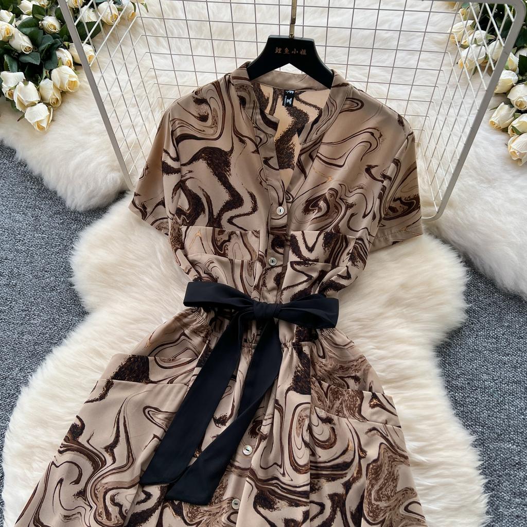 Letní dámské tištěné midi šaty s vintage výstřihem do V, krátkým rukávem a vysokým pasem, áčkové, jednořadé, ležérní šněrovací šaty