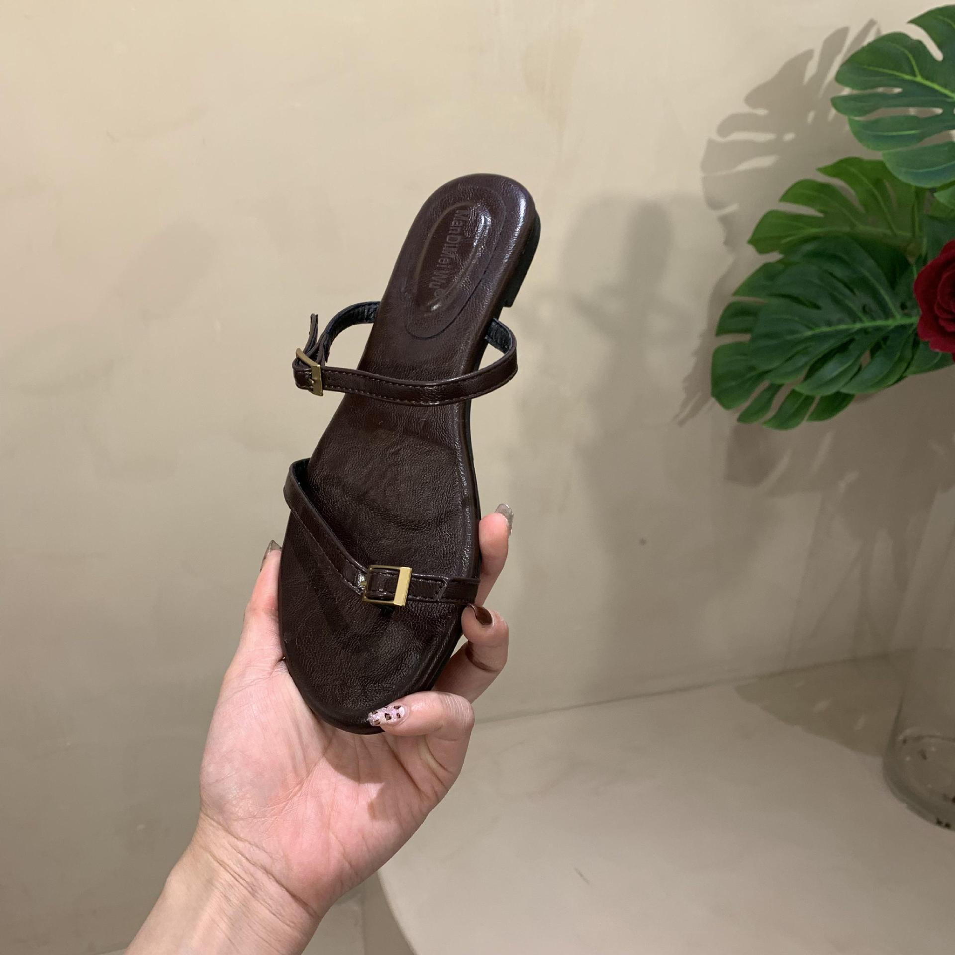 

One-word thin strap flat-bottomed toe slippers women s 2025 summer new beach shoes 39 темно-коричневого кольору