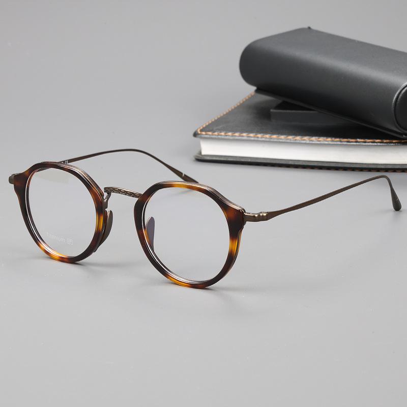 Unisex japanisch-inspirierte Titan-Schildpatt-Brille mit photochromem unregelmäßigem Leopardenmuster-Rahmen