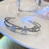 Neues Kleeblatt-Armband für Damen mit markanten silbernen Blütenblättern, offenes Zirkonia-Armband, Geschenkarmband