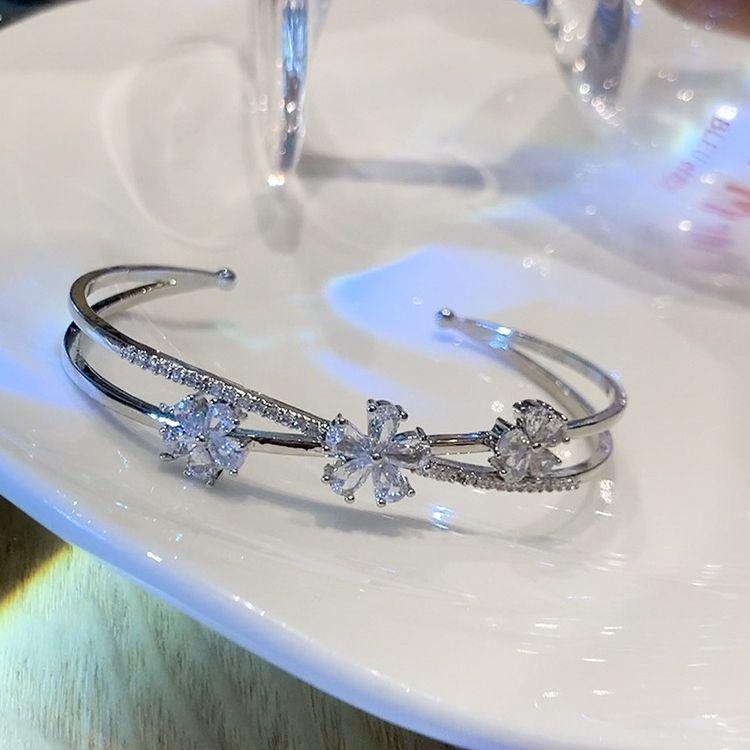 Neues Kleeblatt-Armband für Damen mit markanten silbernen Blütenblättern, offenes Zirkonia-Armband, Geschenkarmband