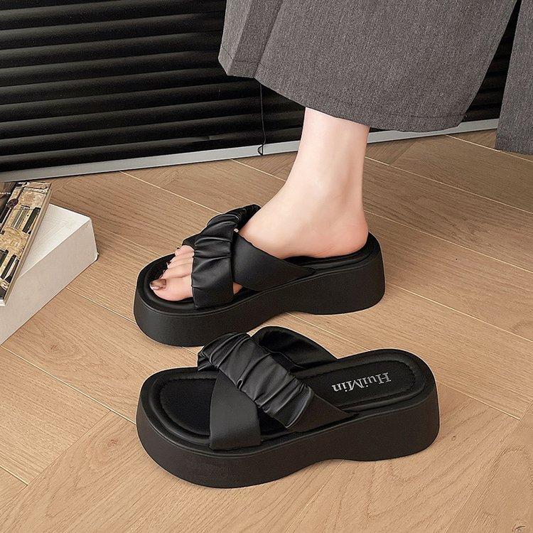 Bära tofflor utomhus, fe-stil, nytt Xiaoxiangfeng-temperament sommaren 2025, mångsidiga sandaler, strandtofflor med tjock sula