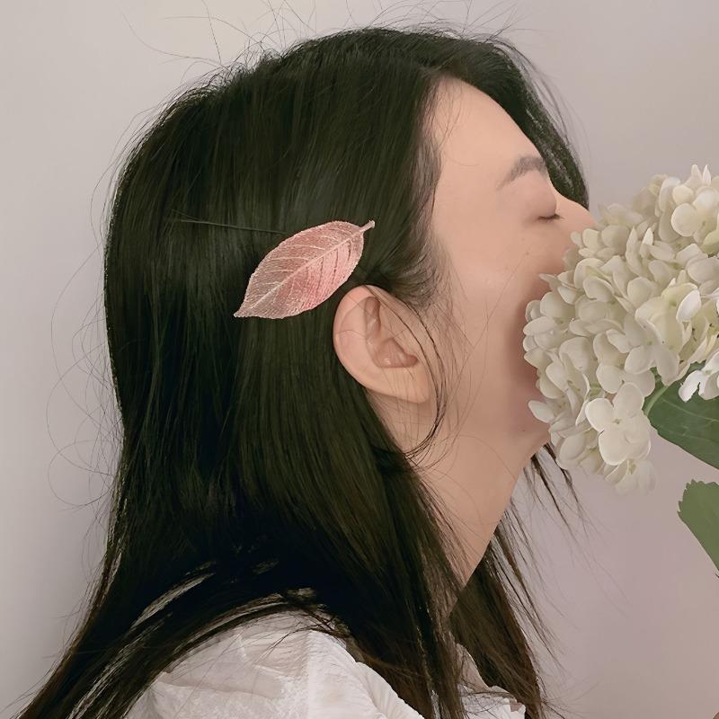 The Gradient Leaf Hairpin, with Its Girlish Embroidered Side Clip, Exudes A Unique and High-end Vibe