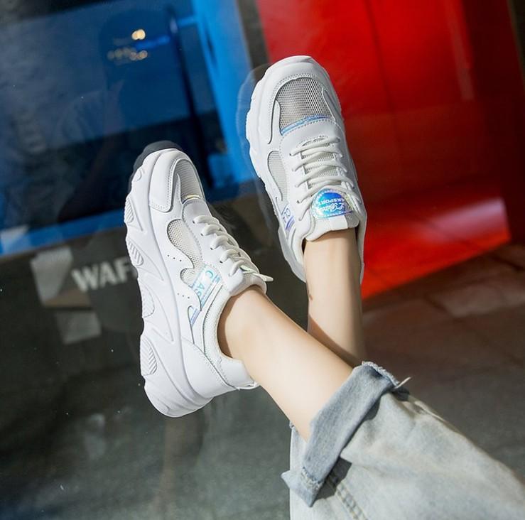 Новые кроссовки женские сетчатые на шнуровке однотонные плоские на платформе из тонкой — фото 4