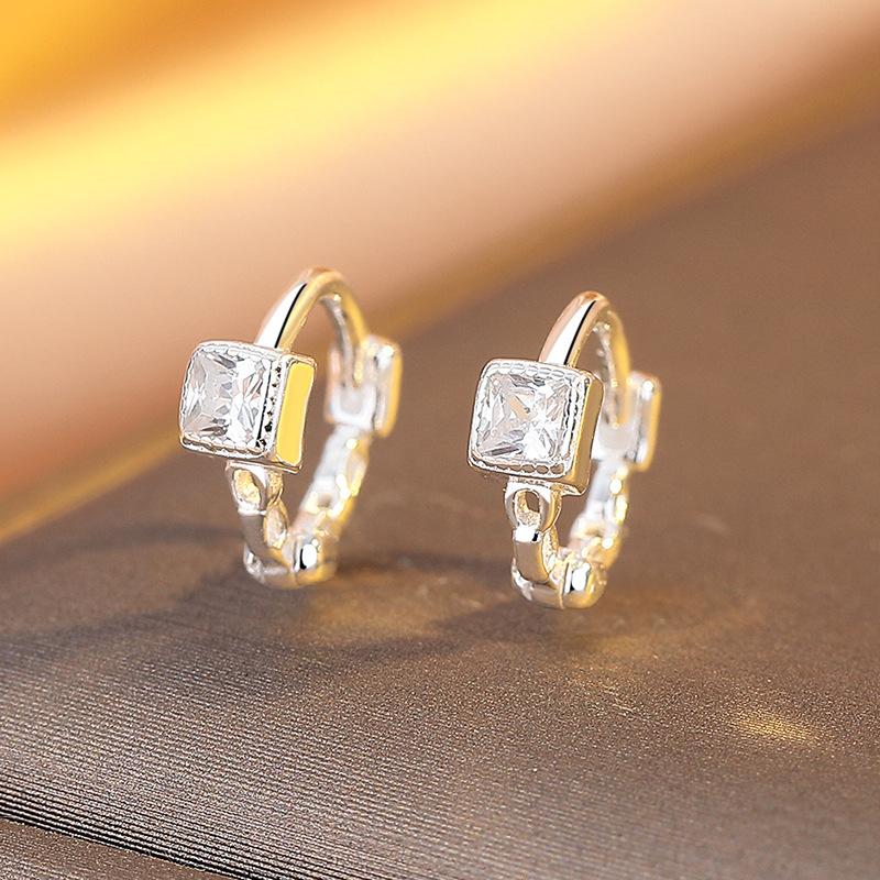 Retro Exquisite Small Sugar Cube Earrings Light Luxury Niche Design Earrings Women S Earrings Chain Ear Buckles серебряный