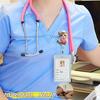 Porta badge retrattile con cordino a forma di cuore che si abbraccia e gatto in acrilico 2D, porta badge identificativo per infermieri e studenti di medicina