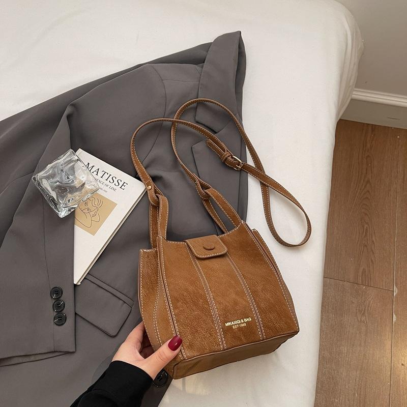 Winter new casual splicing shoulder bag high value casual messenger bag fashionable bucket bag