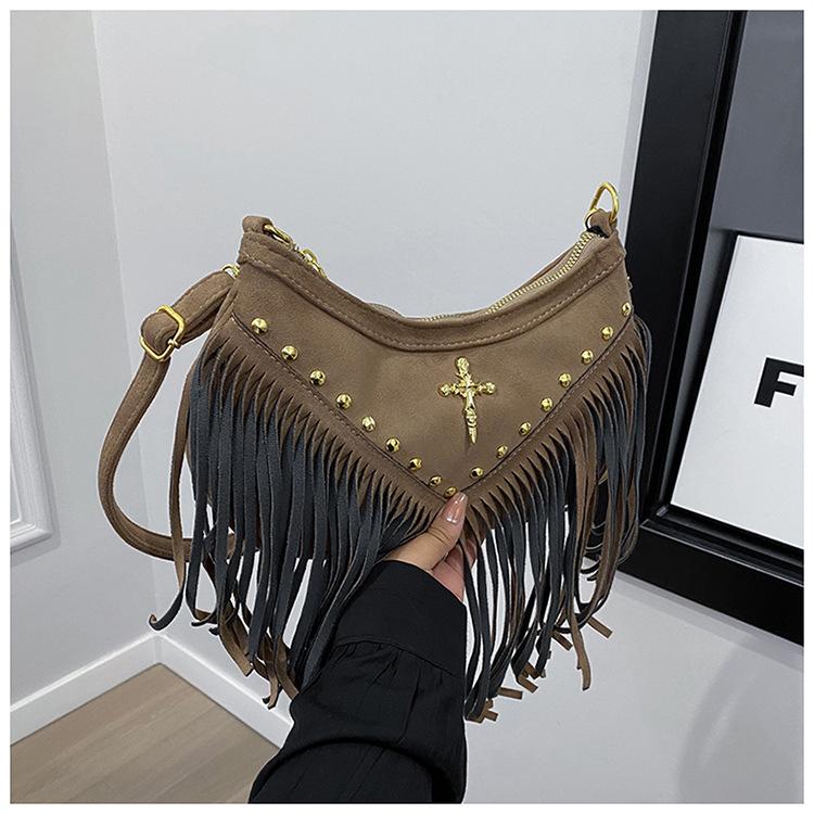 

Сумка женская 2025 новая корейская версия модная сумка на плечо с заклепками сумка-конверт через плечо с кисточкой в стиле интернет-знаменитости трендовая универсальная сумка-мессенджер подмышку коричневый