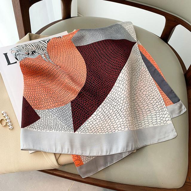 Neue 70*70cm Silk Satin Haar Schal Frauen Taschentuch Gedruckt Weibliche Quadratischen Kopf Bandana Kleinen Hals Schalldämpfer hijab Dame Mädchen
