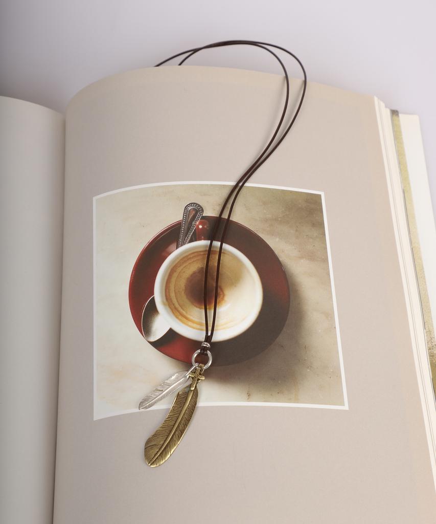 Selloria Diparma Leaf Colana Silver Pendant Necklace