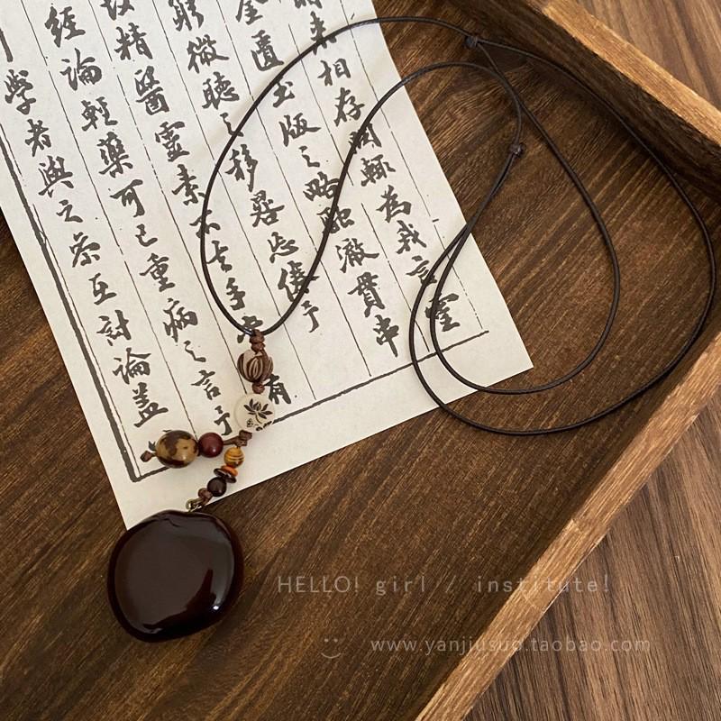 Retro Wooden Hip Flask Necklace: Versatile Choker & Sweater Chain Accessory for Women