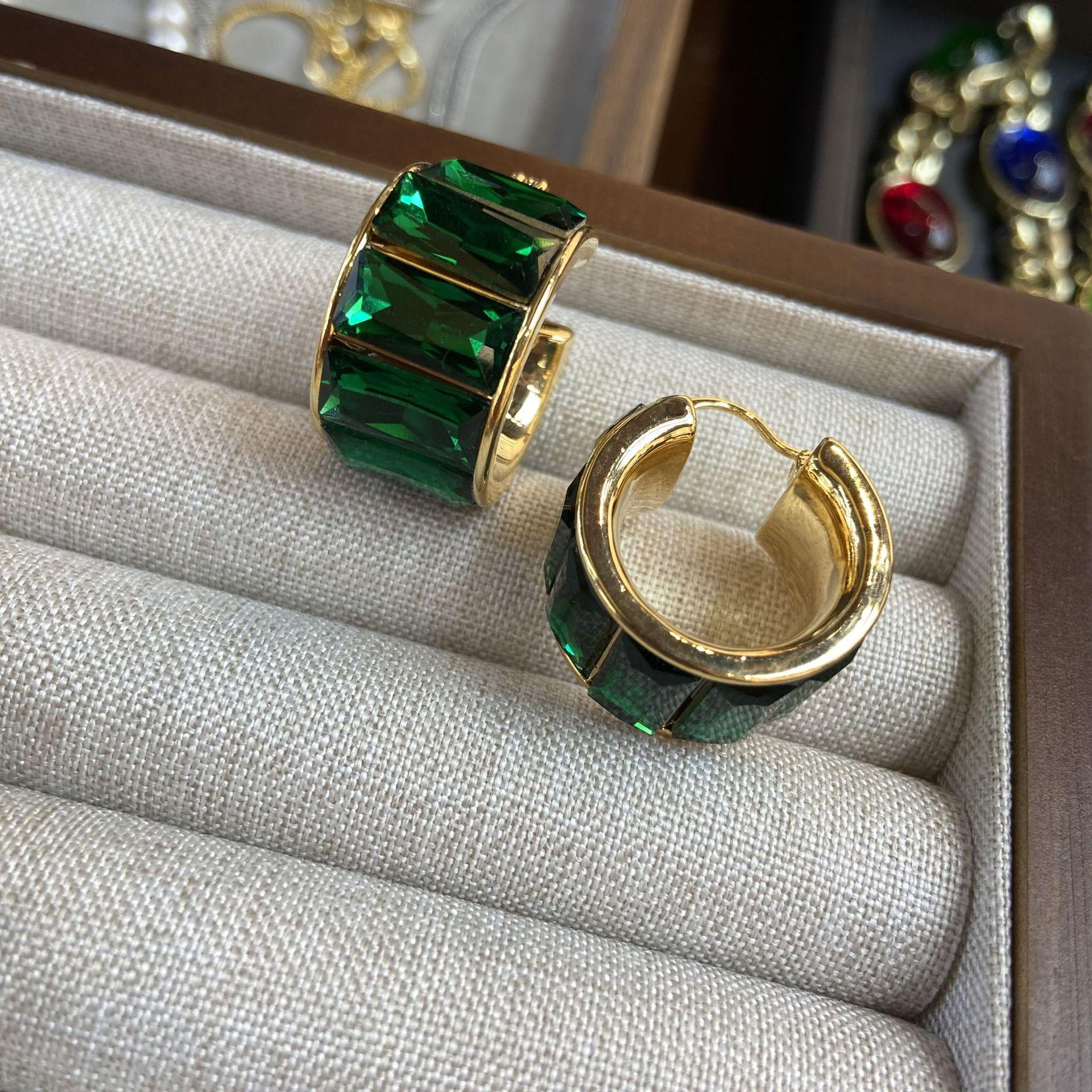 

Квадратные серьги из зеленого камня