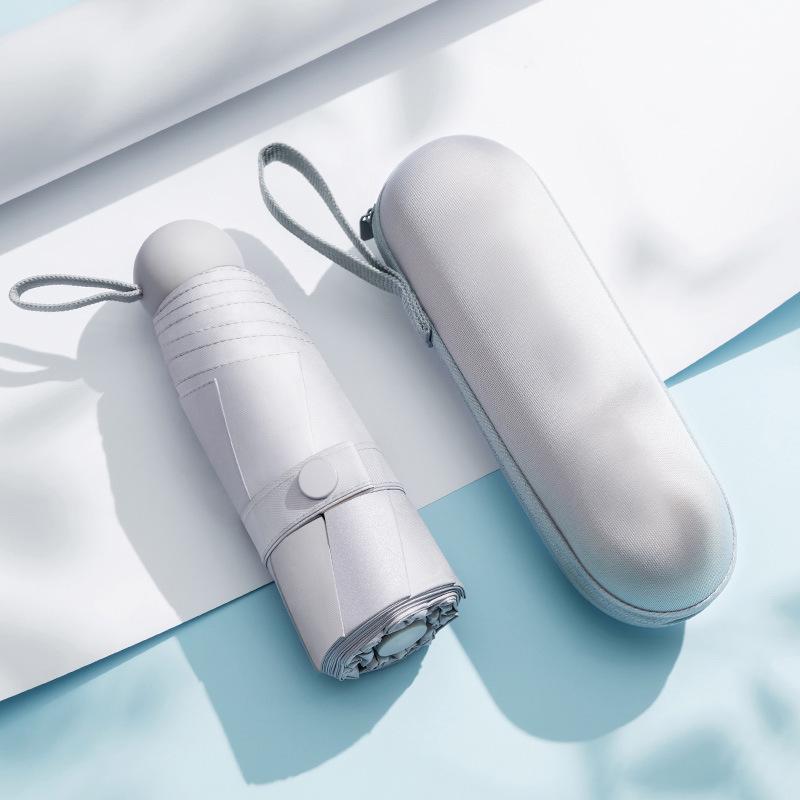50% avslag: Kompakt Svart Plast Mini Paraply for UV-beskyttelse - Dobbeltbruk for Sol og Regn
