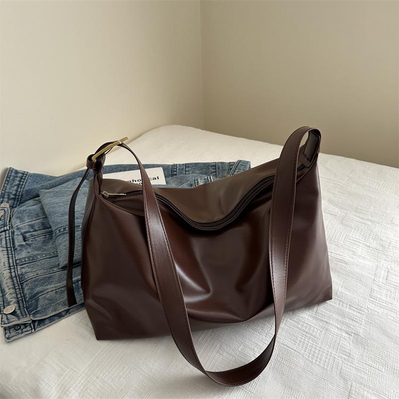 

Вместительная корейская версия сумки-тоут в стиле мягкого дивана, женская новая нишевая универсальная сумка через плечо для通勤 и повседневной моды на осень и зиму