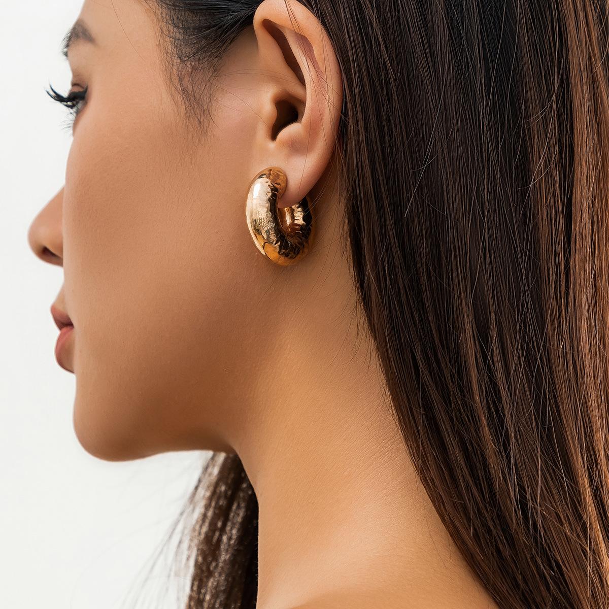 

Аксессуары, нишевый дизайн, милые и крутые геометрические серьги-кольца, простой темперамент, клипсы для ушного хряща без прокола See details