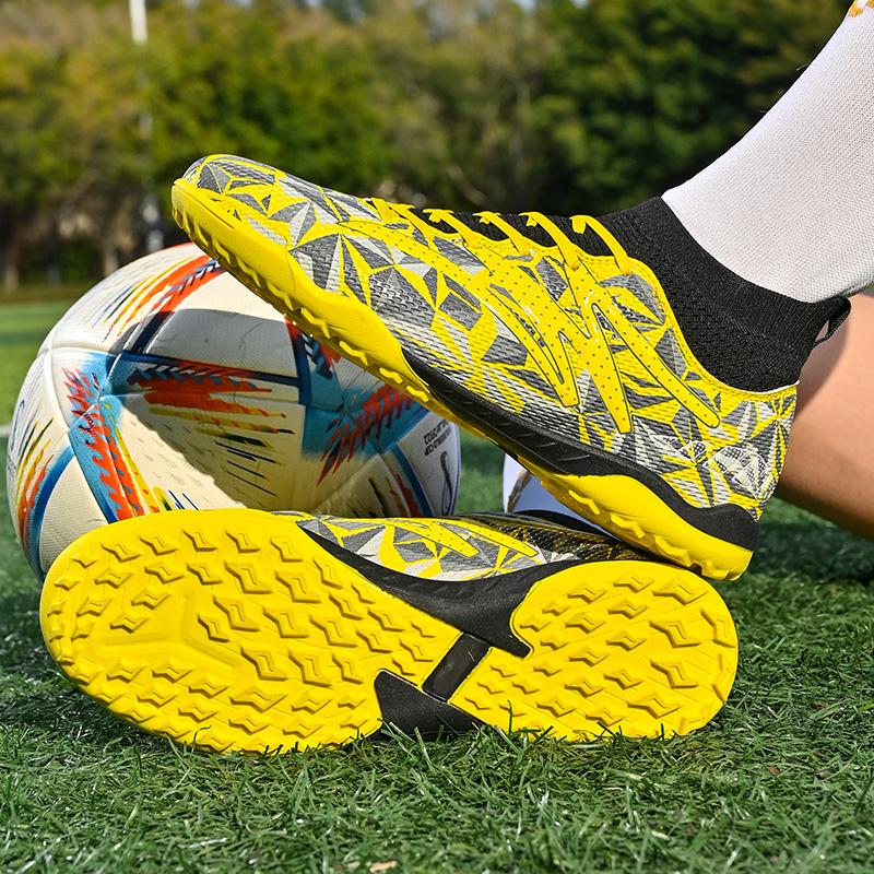 Men Soccer Shoes Kids Football Boots Women Professional Soccer Cleats Antiskid Chaussure Football TF/FG Outdoor Football Shoes