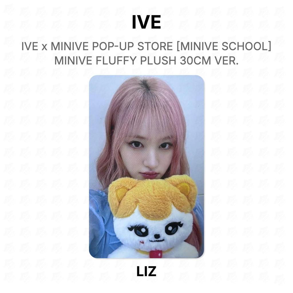 IVE TIENDA POP-UP X MINIVE [MINIVE SCHOOL] PELUCHE SUAVE MINIVE VER 30CM. Tarjeta fotográfica oficial