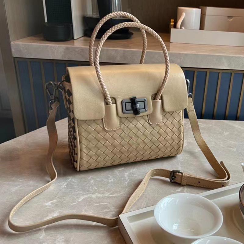 Geantă din piele de oaie 2025, nouă geantă de mână țesătă manual, cu senzație de înaltă culoare, culoare contrastantă, cu un singur umăr.