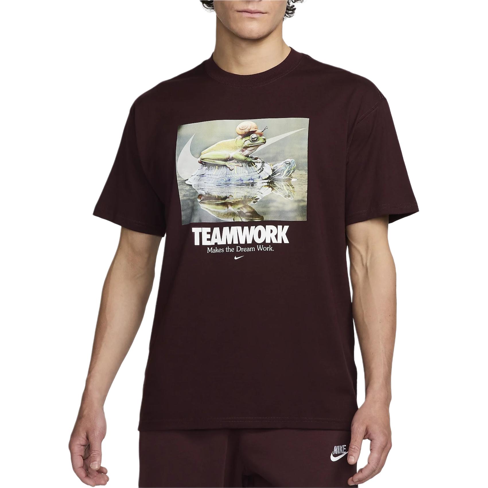 Nike T Shirts Men s Burgundy Crew Neck Moderate Straight Fit HF0002-652 XL