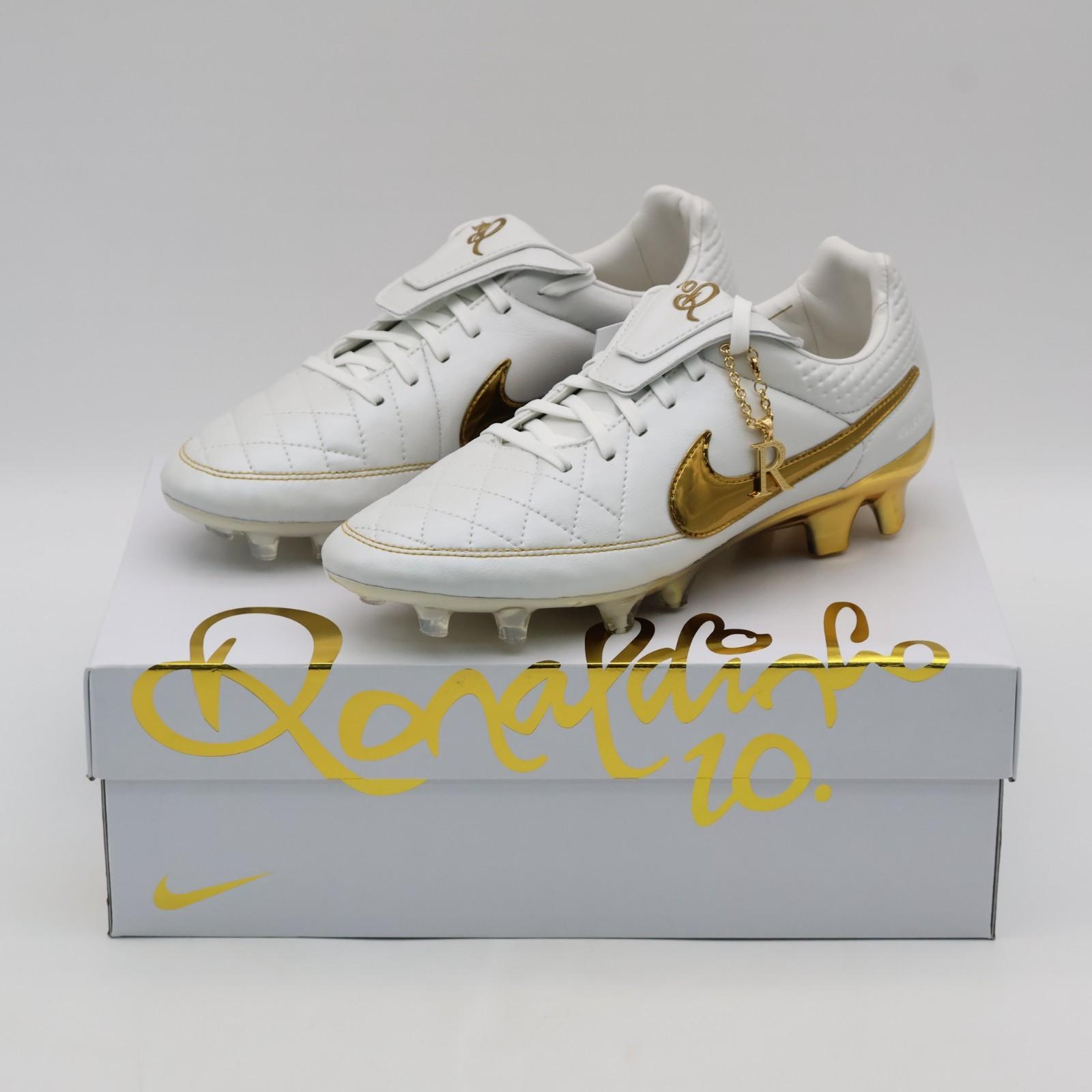 IF4388-100 Ronaldinho A Nike Tiempo Legend