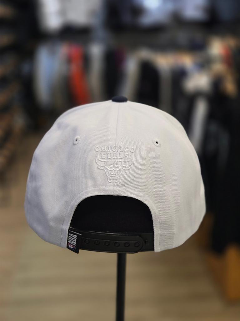 NBA Unisex CHI Bulls Outline Metal Snapback N245AP614P(00)