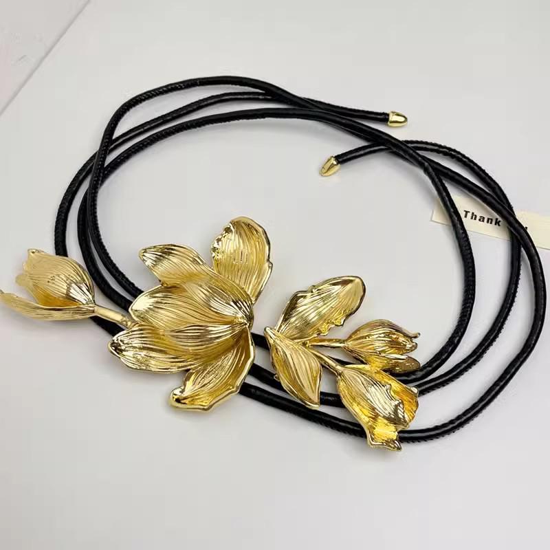 Goldener Tulpenblumengürtel: Retro Schwarze Lederbauchkette mit Rock Jeans Akzent