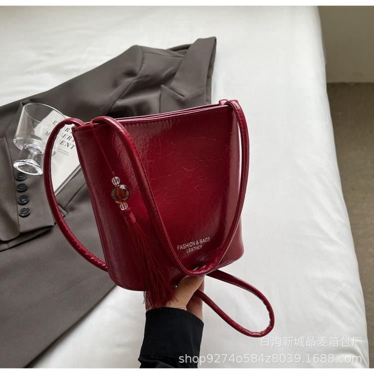 

Small bag women s bag 2025 new summer shoulder crossbody bag fashionable texture oily leather commuter bag niche bucket bag бордовий